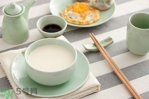 豆奶粉結(jié)塊還能喝嗎？豆奶粉分層還能喝嗎？
