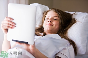 女生趴著睡對(duì)乳房好嗎？女生趴著睡對(duì)胸部有什么壞處？