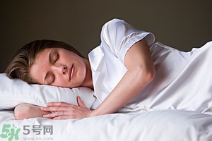女生趴著睡對(duì)乳房好嗎？女生趴著睡對(duì)胸部有什么壞處？