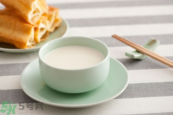 豆奶粉結(jié)塊還能喝嗎？豆奶粉分層還能喝嗎？