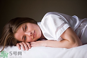 女生趴著睡對(duì)乳房好嗎？女生趴著睡對(duì)胸部有什么壞處？