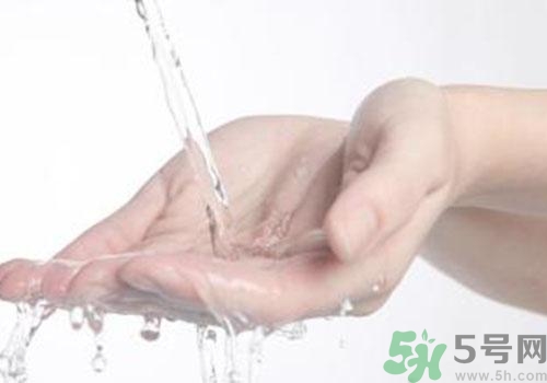 高錳酸鉀染手上了怎么辦？高錳酸鉀染手上了怎么洗掉？