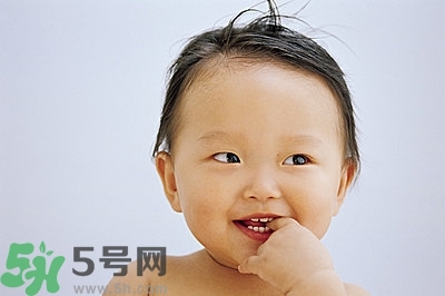 寶寶為什么喜歡咬指甲？寶寶咬指甲是怎么回事？