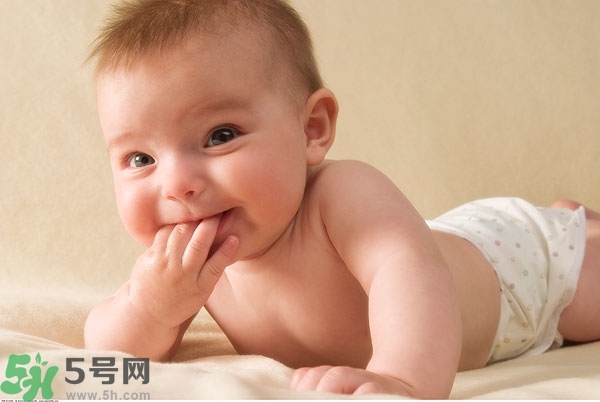 寶寶為什么喜歡咬指甲？寶寶咬指甲是怎么回事？