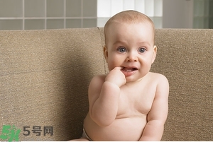 寶寶為什么喜歡咬指甲？寶寶咬指甲是怎么回事？