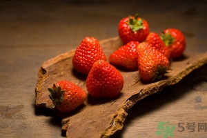 草莓有點(diǎn)爛還能吃嗎？草莓爛了一點(diǎn)還能吃嗎？