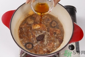 板栗燉鴨好還是燉雞好？栗子燒雞的家常做法