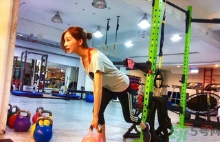 女生健身喝什么牛奶好？女生健身吃什么好？