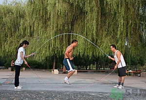 跳繩減肥快還是跑步減肥快？跳繩減肥最佳時間是什么時候？