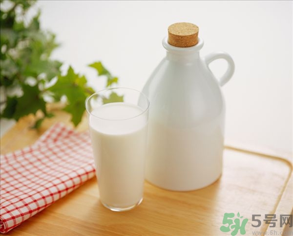 健身喝什么牛奶？健身喝全脂牛奶還是脫脂牛奶？