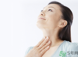 秋季嗓子干癢咳嗽是怎回事？秋季嗓子干癢咳嗽怎么辦？