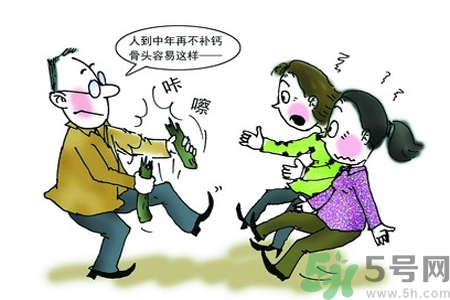 預(yù)防骨病的方法？秋季教你如何預(yù)防骨?。?/h1>

時間：2016-08-15 10:07:28 編輯：5號網(wǎng)-lkn 368
分享至：



 c_4(); 
秋季是骨病的多發(fā)季節(jié)，在秋季預(yù)防骨病是一項重大任務(wù)，預(yù)防骨病的法則大家很有必要了解一下，尤其是老年人。那么預(yù)防骨病的方法？秋季教你如何預(yù)防骨?。?/p>常曬床墊可防頸椎腰椎病每天睡在潮濕的床墊上，等于“久臥濕地”，寒濕侵入體內(nèi)，就會加重病情，要注意經(jīng)常曬曬床墊。鮮核桃能補肝腎防骨病大量的臨床實踐證明，通過補肝腎的確能夠使人體的骨密度得以提高，增強椎間盤纖維環(huán)的彈性。核桃有“長壽果”之稱，含有豐富的蛋白質(zhì)、脂肪、礦物質(zhì)和維生素。核桃仁能補腎助陽、補肺斂肺、潤腸通便。鮮核桃含有的維生素e更加豐富，可以補肝腎，有骨科疾病的人可以適當多吃。少穿短褲短裙好多女孩子愛美，喜歡穿絲襪、短裙，但是到秋季的時候，還是建議大家不要長時間地穿著。因為在關(guān)節(jié)受涼的情況下，極易誘發(fā)各類關(guān)節(jié)疾病。受涼后，可以多用熱水泡泡腳，暖暖膝蓋。逐漸減少空調(diào)的使用人體的疾病通常是由內(nèi)外兩類因素導(dǎo)致的，骨科疾病也是如此。其外因就是氣候的變化，秋季天氣轉(zhuǎn)涼，受涼是導(dǎo)致舊傷復(fù)發(fā)的外因。因此，秋后保暖是預(yù)防骨科疾病的關(guān)鍵。如果此時仍然將空調(diào)的溫度調(diào)得很低或直接對著電扇吹風(fēng)，就很容易受涼，所以，應(yīng)根據(jù)氣溫變化，逐漸減少空調(diào)的使用時間和頻率。骨病，一直是圍繞著人們健康的一個主要話題，難治愈，疼痛時難以忍受，甚至可以預(yù)知天氣，預(yù)防骨病刻不容緩。骨病從專業(yè)角度上來說是“骨病學(xué)”，它是骨科疾病三大病學(xué)之一，另外兩種分別為“正骨學(xué)”和“筋傷學(xué)”。骨病也是骨科疾病中最常見的疾病，它主要分為：先天性骨病、代謝性骨病、骨壞死、職業(yè)性骨病、地方性骨病、關(guān)節(jié)退行性骨病、骨腫瘤、骨癰疽、骨結(jié)核、骨關(guān)節(jié)痹證、痿證、筋攣等幾大塊內(nèi)容。預(yù)防骨病的方法骨膠原蛋白對關(guān)節(jié)疼痛、腫脹、僵硬、無力感、嘎嘎作響、軟骨磨損、骨質(zhì)疏松、腿腳抽筋，有預(yù)防作用。對營養(yǎng)頭發(fā)、指甲、皮膚，滋補心臟血管壁、眼球、視網(wǎng)膜斑點有良好的滋補效果。維生素K2是近幾年新發(fā)現(xiàn)的一種維生素，對骨質(zhì)疏松癥有預(yù)防作用，維生素K2生成骨蛋白質(zhì)，再與鈣共同生成骨質(zhì)，增加骨密度，可以防止骨折。大豆異黃酮廣泛存在于豆類、谷類、水果、蔬菜等300多種植物中，日常飲食中除大豆及其制品外。小麥、黑米、扁豆、洋蔥、蘋果、石榴、銀杏、葵花子和橙汁等食物中含量相對較多，大豆異黃酮對骨質(zhì)疏松、疏松癥有預(yù)防作用。
 b_4(); 


秋老虎如何謹防皮膚??？秋老虎如何預(yù)防皮膚??？
女性預(yù)防骨病的方法？女性如何預(yù)防骨病？

網(wǎng)站首頁
返回欄目


相關(guān)文章

1瓷娃娃是什么意思？脆骨病應(yīng)該如何治療？浏览:3468 2女性預(yù)防骨病的方法？女性如何預(yù)防骨??？浏览:1万+ 1預(yù)防骨病需要注意哪些姿勢？秋季預(yù)防骨病的方法有哪些？ 


熱門文章


日本龍角散功效說明書 龍角散功效禁忌角膜塑形鏡的利與弊有哪些 角膜塑形鏡五大危害 

積食發(fā)燒一般多少度?積食發(fā)燒和感冒發(fā)燒的區(qū)別智齒拔完后有個洞怎么辦？拔智齒后有個洞多久能長好？安眠藥哪里可以買到？安眠藥藥店有賣嗎？龍角散的服用方法 龍角散的功效與作用積食發(fā)燒一般幾天能好？積食發(fā)燒一般持續(xù)多久？去痰濕的中藥有哪些?去痰濕最好最快的方法晚上睡覺把腳墊高好嗎 晚上睡覺腳放高有什么好處骨盆前傾如何矯正 骨盆前傾矯正動作圖解花露水可以去螨蟲嗎?花露水能去螨蟲嗎?女生下面長白毛是怎么回事_陰道長白毛怎么辦女性左側(cè)小腹是什么器官?女性左側(cè)小腹痛是怎么回事?女生體毛重能調(diào)理嗎？女生體毛重吃什么可以淡化？ 


5H跟帖 
















網(wǎng)友評論僅供其表達個人看法，并不表明5h立場。





		var mydate = new Date();
		var year = mydate.getFullYear();
		var month = mydate.getMonth();
		var day = mydate.getDate()
		var nowdate = year+"-"+month+"-"+day
		
		$("#imageField").click(function(){
			var commentcont = $(".comment-text").val();
			if($(".comment-text").val()==""){
				alert("您沒什么話要說嗎？");
			}else{
				var data = {
					nomember:1,
					saytext:commentcont,
					id : $("#id").attr("value"),
					ecmsfrom : $("#ecmsfrom").attr("value"),
					classid : $("#classid").attr("value"),
					enews : $("#enews").attr("value"),
					repid : $("#repid").attr("value")
				};				
				$.ajax({
					type: "POST",
					url: "/e/pl/doaction.php",
					data: data,
					dataType:'text',
					success: function(msg){
						$(".comment-text").val("");
						$(".comment-body").prepend('<li><div   id="wmqkgw2"   class="combd-title"><span id="ugq0oey"    class="title">本站網(wǎng)友:匿名</span><span id="au0omag"    class="time">'+nowdate+'</span></div><p class="combd-bd">'+commentcont+'</p></li>')
					}
				});
			}	
		})	
	
 
