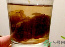 胖大?？梢院途栈ㄒ黄鹋菟葐幔颗执蠛：途栈ㄒ黄鹋菟鹊墓π?></p><p>胖大海具有清熱潤肺，利咽解毒，潤腸通便，能治咽喉炎、咽喉腫痛、甲狀腺壯大等癥狀。而同樣地菊花茶是最佳的降火良藥，比如像因為干燥火旺而導(dǎo)致的痤瘡、喉嚨發(fā)炎、外感風(fēng)熱、頭痛、口腔潰瘍等癥，只要適量的飲用菊花茶就能有效的達到降火的作用。</p><p>那么胖大海和菊花一起泡水喝會產(chǎn)生怎樣的功效呢？首先，胖大海主要是用于咽喉腫痛癥狀。咽喉腫痛多因咽喉熱毒，或肺熱內(nèi)盛，在治療上當以清利咽喉熱毒、 清瀉肺熱為主。除此之外，胖大海不但能清利咽喉，而且長于利咽開音。用于治療聲音嘶啞，致使失音，不論是急性或慢性用之都有效。在中醫(yī)學(xué)中，咽喉發(fā)聲次要由肺所調(diào)節(jié)。如肺氣充沛，肺陰滋養(yǎng)，肺的宣發(fā)功能一般，則聲音洪亮、音質(zhì)清脆潤澤、發(fā)音耐久。另外，胖大海還用于肺燥咳嗽。風(fēng)熱犯肺或邪熱壅肺而引起的咳嗽、咯痰，痰色黃、質(zhì)黏；燥邪傷肺、肺失潤降或肺陰不足能致干咳少痰、無痰。胖大海既能清肺熱又能潤肺燥，故可用于治療肺熱或肺燥咳嗽。用于大便干結(jié)。胖大海為寒涼之品，又歸于大腸經(jīng)，具備清腸通便的作用，故可用于大腸熱積引起的便秘、排便不暢。但胖大海的通便能力并不強，只適用于輕癥，而且須其他藥的配合才有效。最后，胖大海對于急性扁桃體炎也有一定的療效。?</p><h3>胖大海和菊花一起泡水喝的副作用</h3><p style=