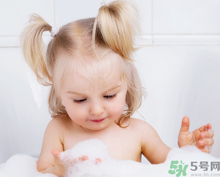 秋季嬰兒要每天洗澡嗎？秋季給嬰兒洗澡的正確步驟