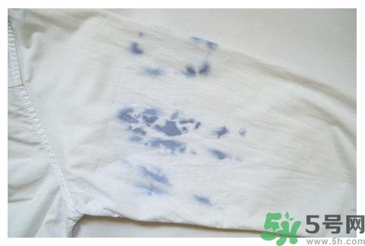 衣服長黑點怎么洗掉？衣服上長霉點怎么去除？