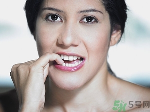 咬指甲什么原因？咬指甲是什么??？