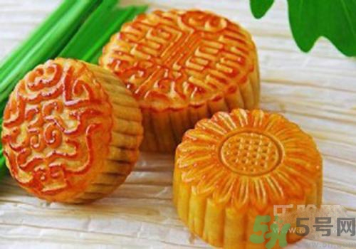 月餅裂開了是怎么回事？月餅開裂了可以吃嗎？