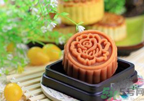 月餅裂開了是怎么回事？月餅開裂了可以吃嗎？