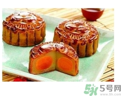月餅裂開了是怎么回事？月餅開裂了可以吃嗎？