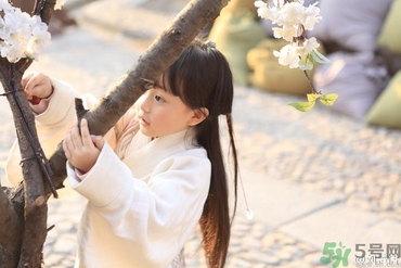 11歲女孩胸部發(fā)育正常嗎？11歲女生的標(biāo)準(zhǔn)胸圍是多少？