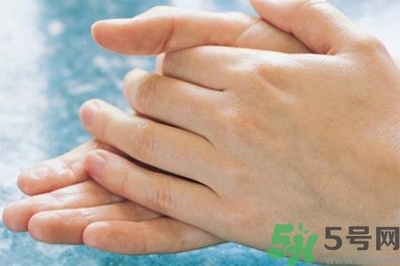 手指關(guān)節(jié)疼痛的原因是什么？手指關(guān)節(jié)痛如何治療？