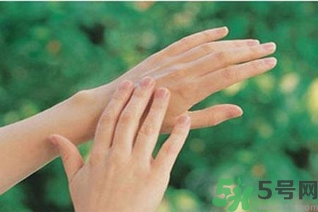 ?手指關(guān)節(jié)疼痛的危害？如何緩解手指關(guān)節(jié)疼痛？