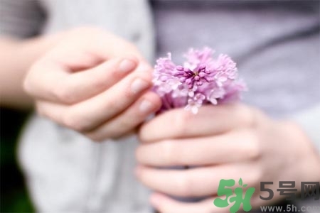 ?手指關(guān)節(jié)疼痛的危害？如何緩解手指關(guān)節(jié)疼痛？
