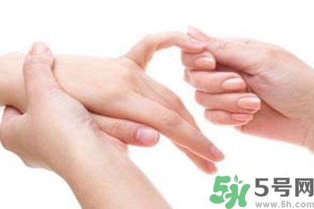 ?手指關(guān)節(jié)疼痛的危害？如何緩解手指關(guān)節(jié)疼痛？