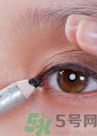 眼線怎么畫好看圖解？單眼皮怎么畫眼線好看？