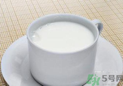 純牛奶為什么會(huì)結(jié)塊？結(jié)塊的純牛奶可以喝嗎？