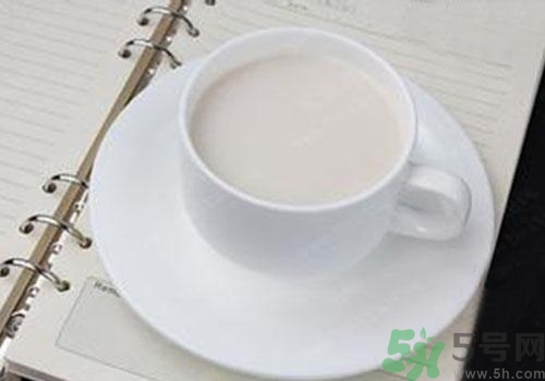 純牛奶和酸奶哪個營養(yǎng)更高？喝純牛奶好還是酸奶好？
