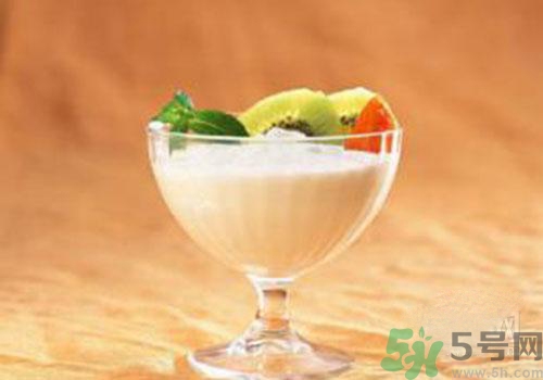 純牛奶和酸奶可以一起吃喝嗎？純牛奶和酸奶一起喝有什么好處？
