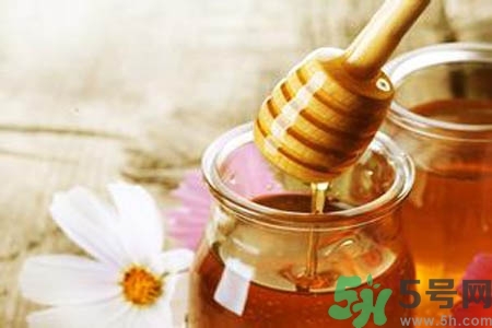 蜂蜜不能和什么一起吃？哪些人不能吃蜂蜜？