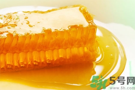 蜂蜜不能和什么一起吃？哪些人不能吃蜂蜜？