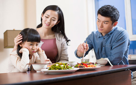 小孩子吃飯?zhí)羰吃趺崔k 5招擺脫挑食
