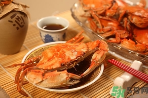 吃螃蟹可以喝紅酒嗎？吃螃蟹可以喝酒嗎？