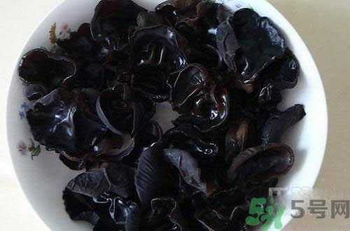 下巴長痘是上火嗎？下巴長痘吃什么好？