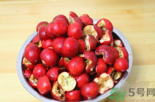下巴長痘是上火嗎？下巴長痘吃什么好？