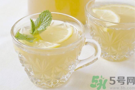 檸檬水能隔夜喝嗎？隔夜的檸檬水還能喝嗎？