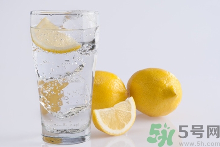 檸檬水能隔夜喝嗎？隔夜的檸檬水還能喝嗎？