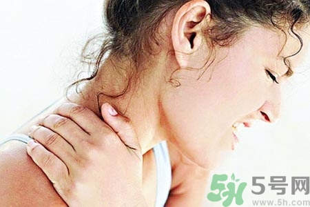 落枕脖子疼怎么辦？落枕和頸椎病區(qū)別