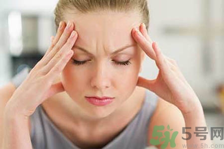 偏頭痛的原因是什么？女性偏頭痛的癥狀有哪些？