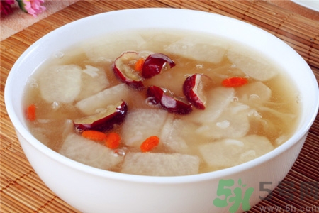 秋季吃什么滋陰潤(rùn)肺？秋季女人養(yǎng)生滋陰潤(rùn)肺湯譜