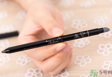 solone眼線筆怎么削？怎么推出來？