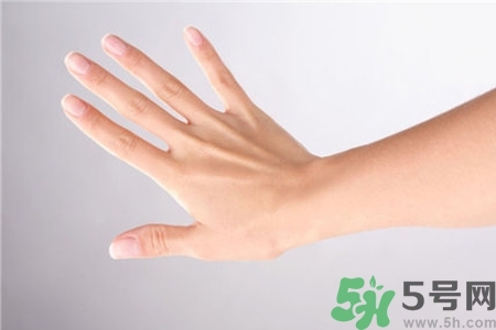 手干裂怎么回事？手干裂怎么治療？