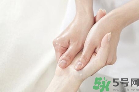 手干裂口子怎么回事？手干裂口子怎么辦？