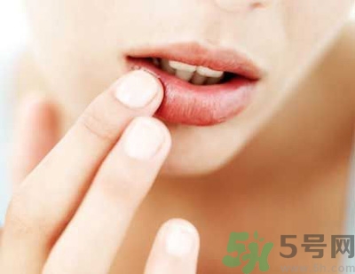 孕婦嘴唇干裂脫皮怎么回事？孕婦嘴唇干裂脫皮是缺什么
