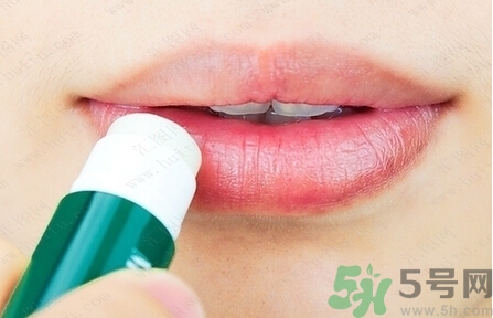 嘴唇發(fā)白是什么原因？嘴唇發(fā)白怎么調(diào)理女人