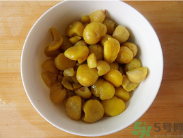 熟板栗怎么去皮最快？煮熟板栗怎么去皮？