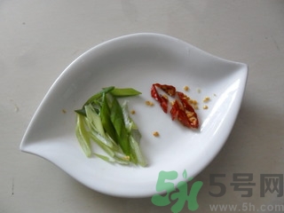 韭黃是怎么長(zhǎng)出來(lái)的？韭黃是怎么種出來(lái)的？